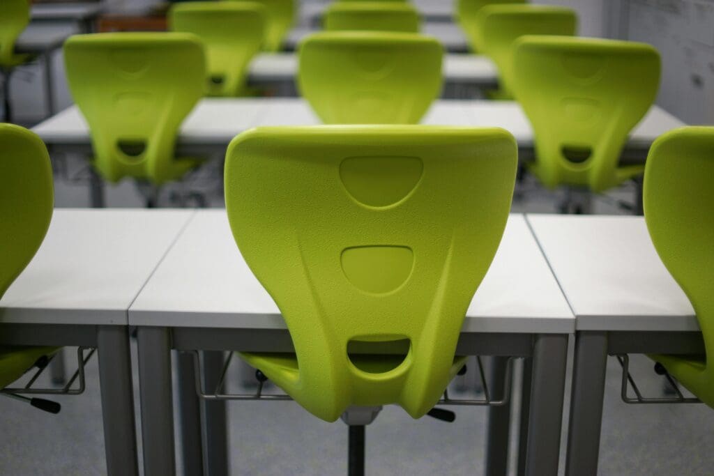 Sillas verdes en una sala de formación, preparadas para un taller de nutrición y dietética.