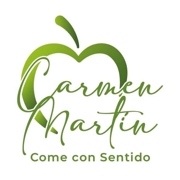 Logotipo de Carmen Martín, nutricionista, dietista y farmacéutica, con una manzana verde en forma de corazón y el lema 'Come con Sentido'.